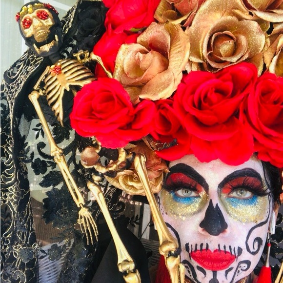 headpiece she has Gold and Red Roses the veil is black and gold lace - Picture 5 of 7